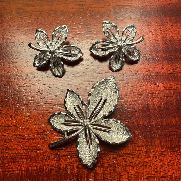 Sarah Coventry Jewelry - Vintage Sarah Coventry Silvertone Leaf Brooch and Clip Earring Set Like New